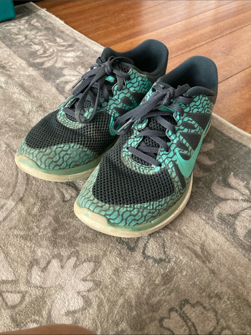 Nike Women’s Black and Green Patterned Athletic Sneakers